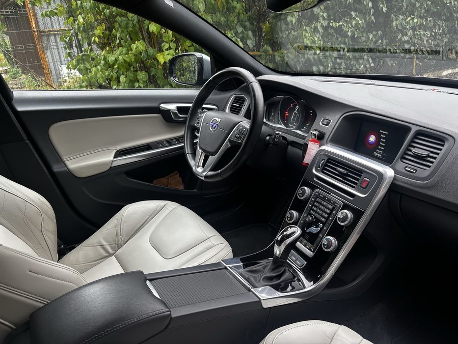 Volvo V60 4X4  - 2017 - Euro 6 Webasto/Distronic- Facelift