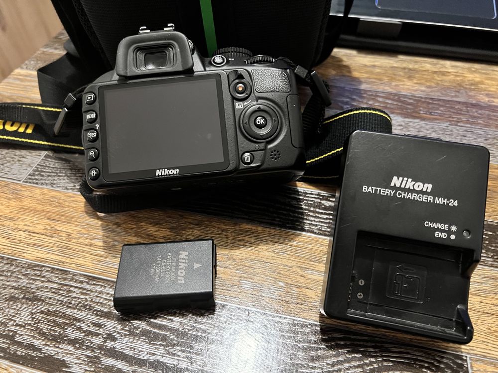 Nikon D3100 Фотоапаратът е на 5455 кадъра.