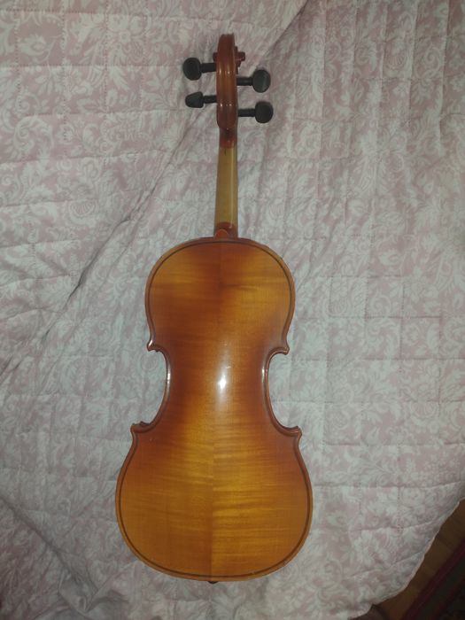 Продавам стара цигулка