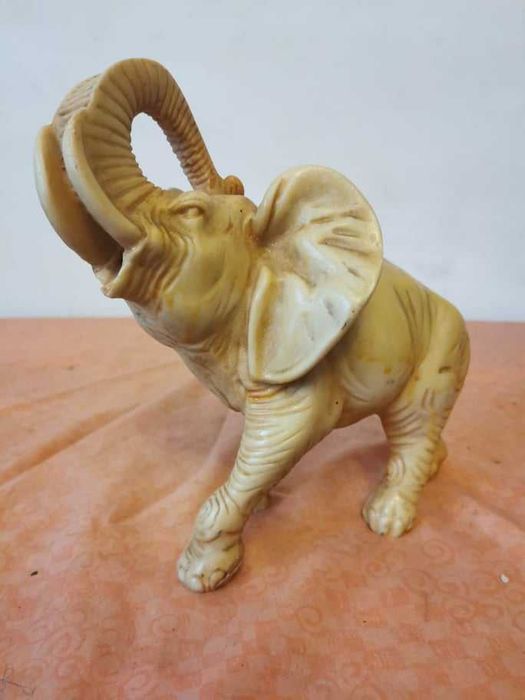 Elefant                           .