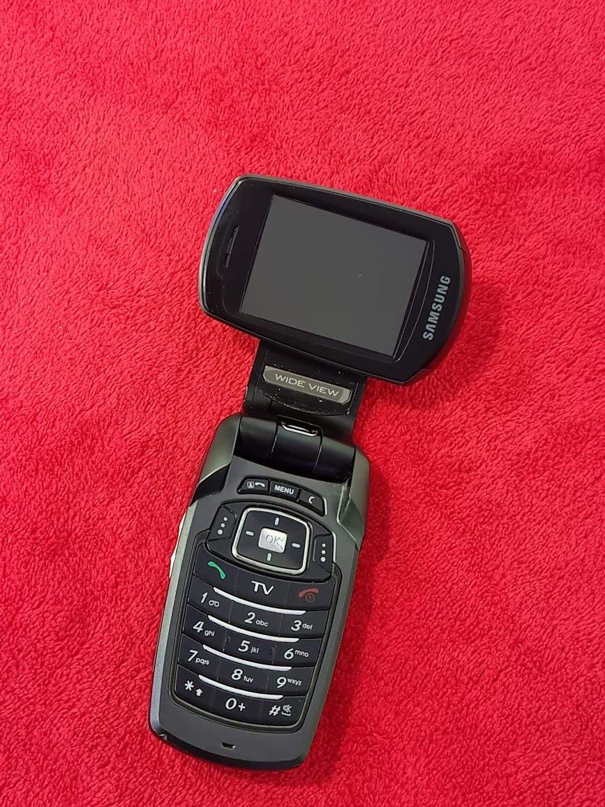 Telefon cu clapeta cu display rotativ SGH - P910