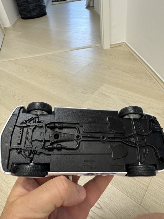 Masina metalica de politie la care se deschid usile si capota