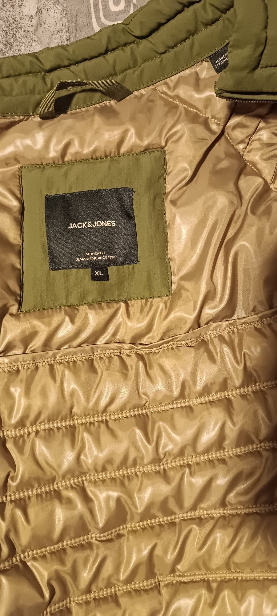 Мъжко пролетно яке Jack and Johnes 
Дълж 70 черна 67