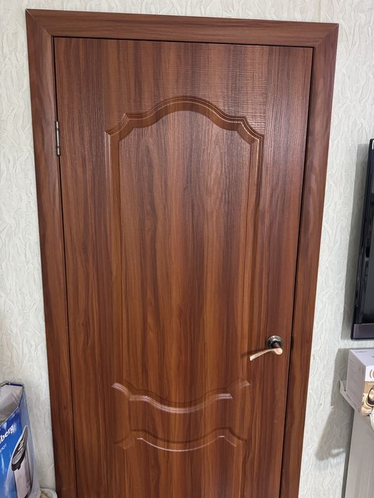 Продам двери с коробкой и наличниками