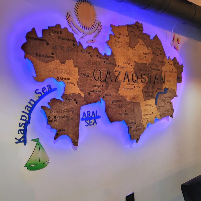 Добавьте уюта с деревянными картами мира и Казахстана!