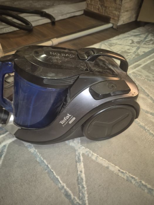 Пылесос, в рабочем состоянии