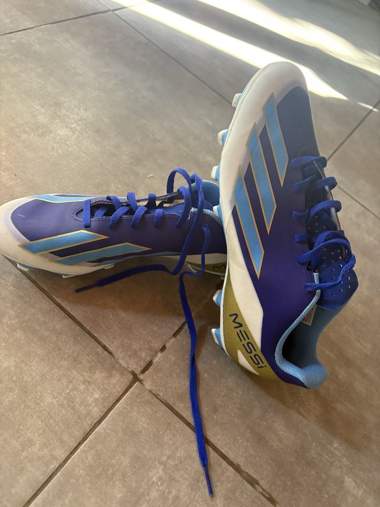 Продава оригинални бутонки на Adidas