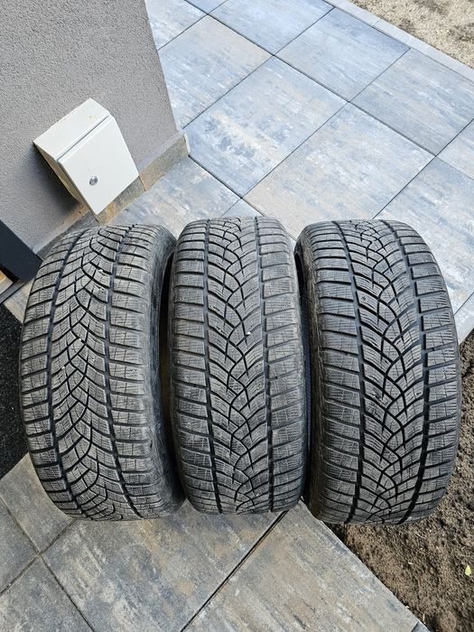 3 бр. зимни 225/45/18 Goodyear Ultragrip Performance Gen 1 Runflat