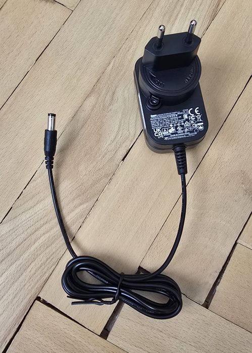 Продавам оригинално зарядно за грамофон Pro-ject