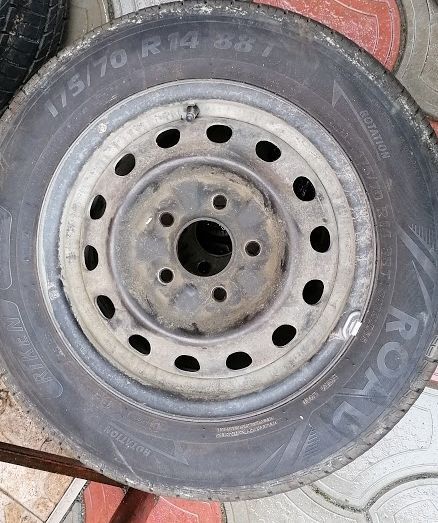 Vand 4 anvelope de vara 175/70/R14 cu jante de otel