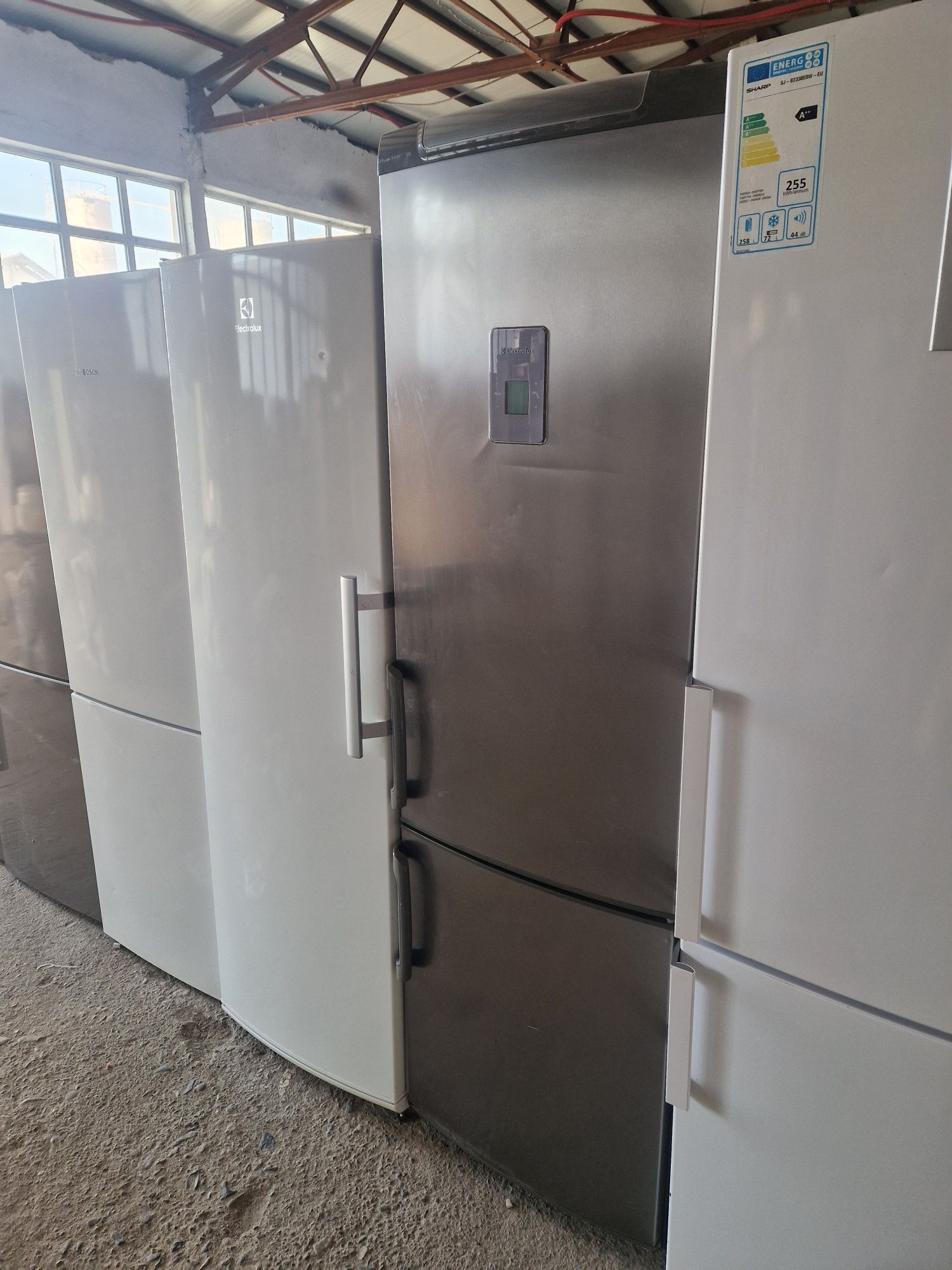 Хладилник с фризер Electrolux A++ 200 см  No Frost