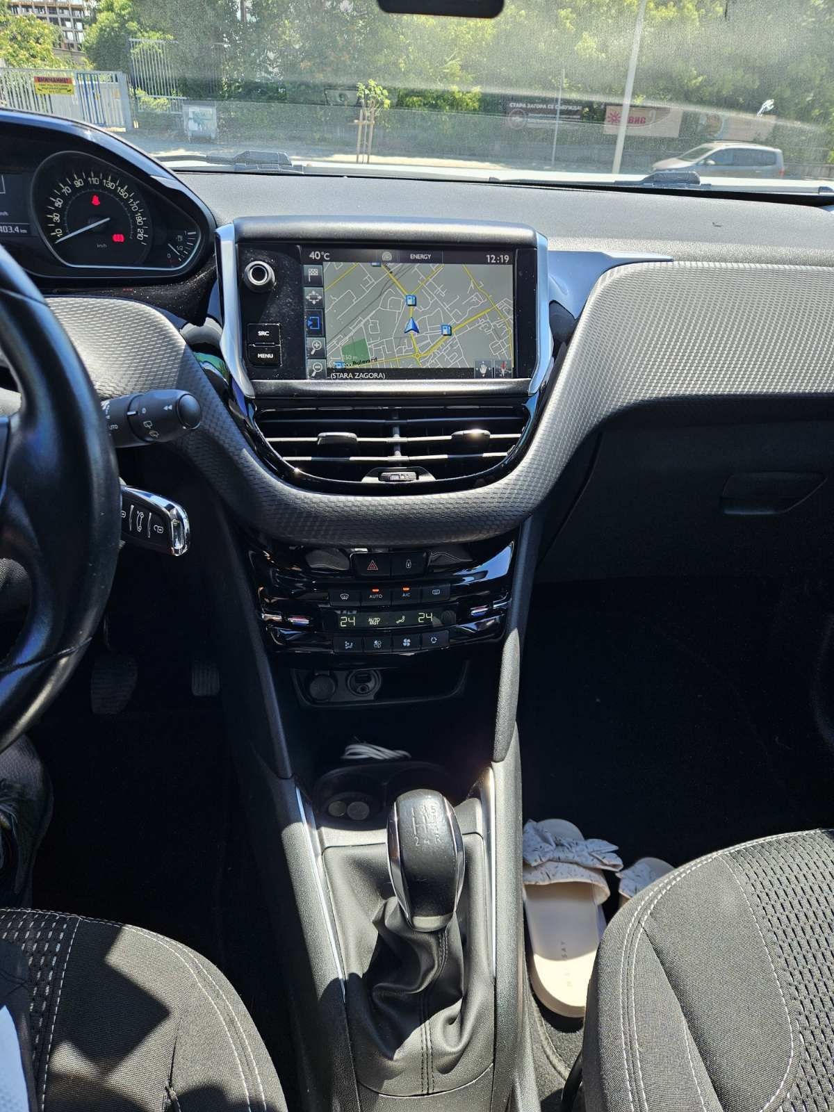 Продавам Peugeot 208