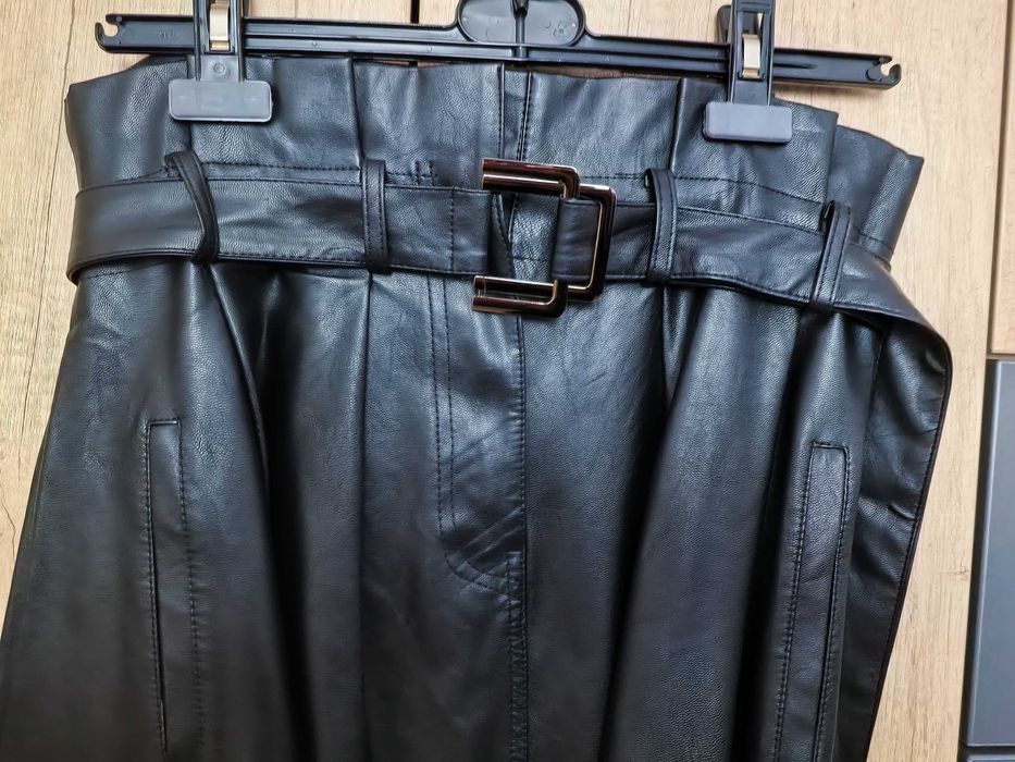 Дамска кожена пола 35 лв