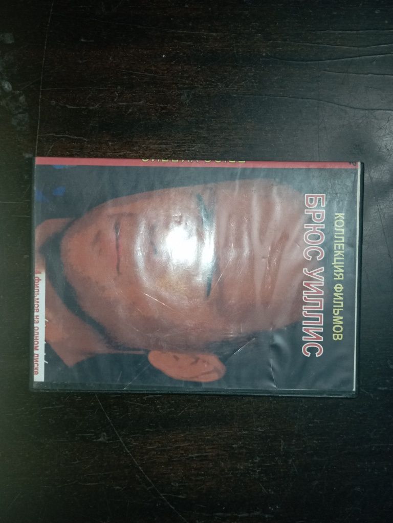 DVD диски с фильмами.