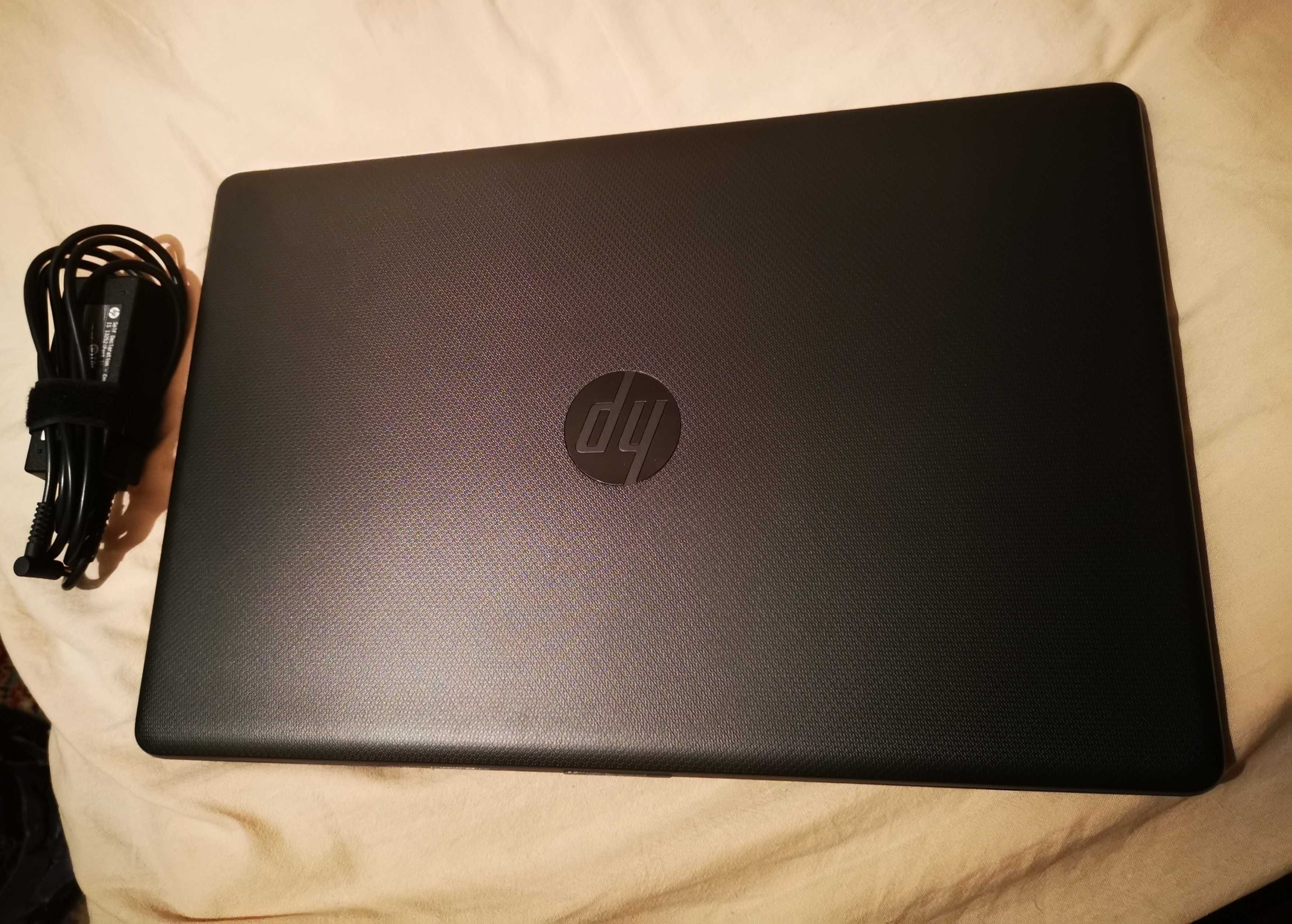 HP Laptop 17.3'' - intel i3-1005G1 - като нов с лицензиран  Windows 11