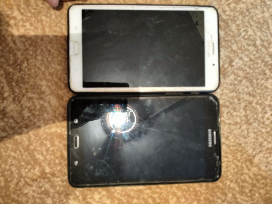 Планшеты черный , белый .