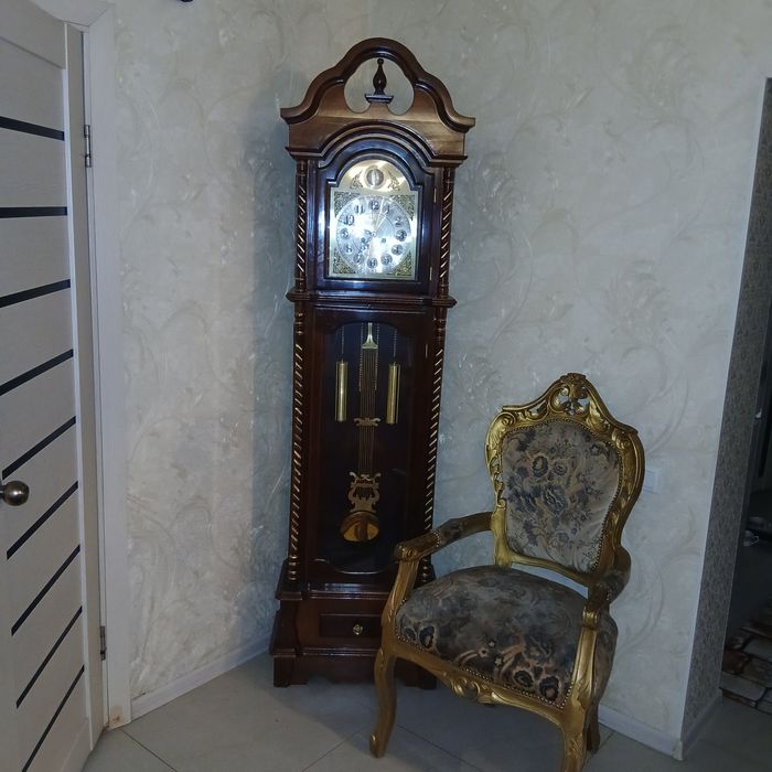 Часы и камин старинные