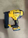 Pistol cuie Dewalt 18v brushless cu acumulator model nou