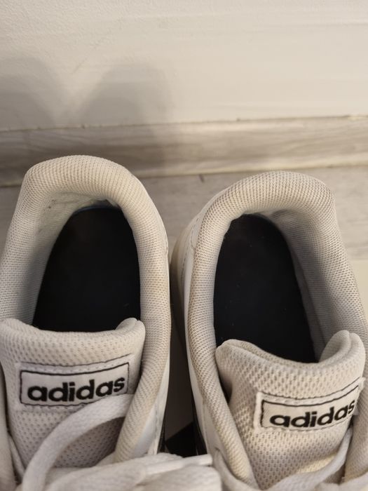 Adidas бели обувки с черни ленти 39 1/3