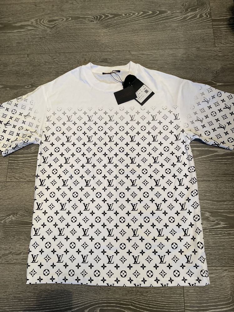 Tricou, Louis Vuitton.