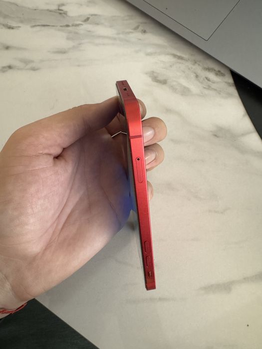 Продавам iPhone 12 64GB червен