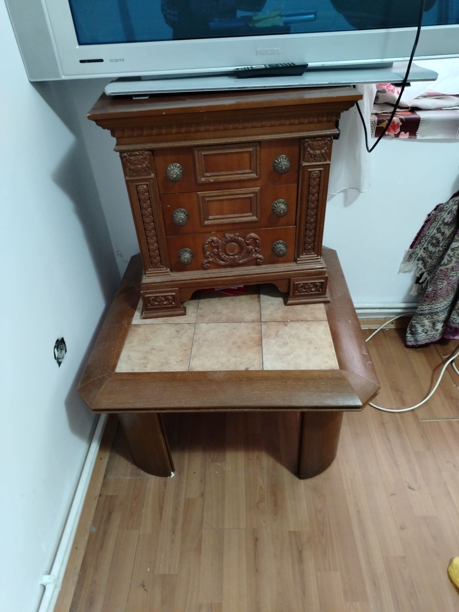 Noptiere + măsuță faianțată