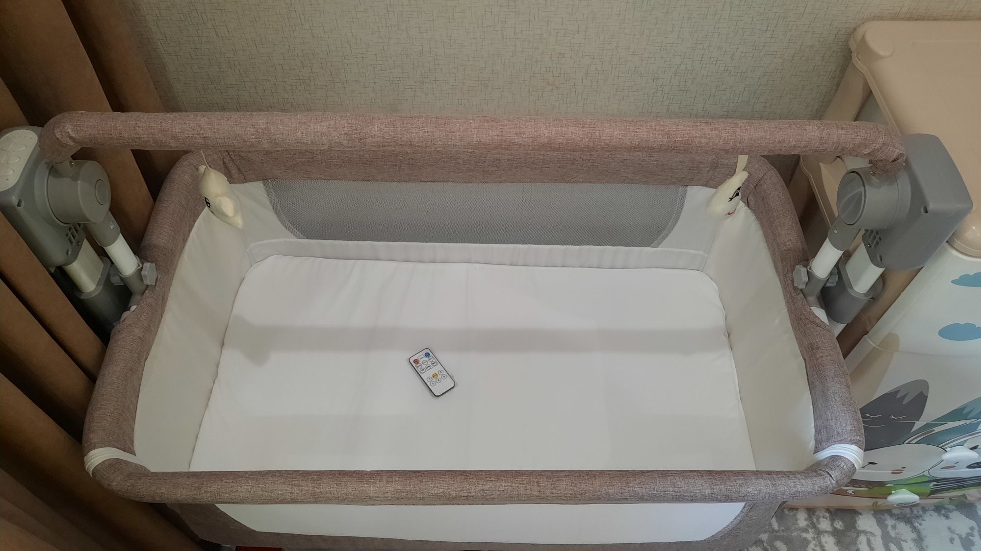 Кроватка приставная с ручным качением и электро-качением