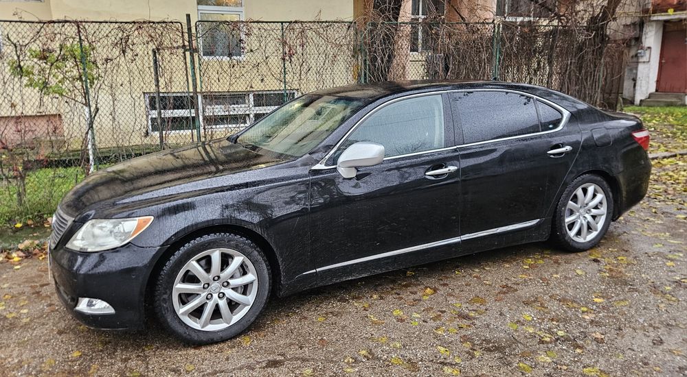 Lexus LS 460L  avariat