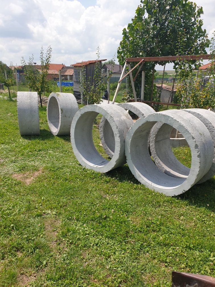 Facem fantani manual cu inele din beton.
