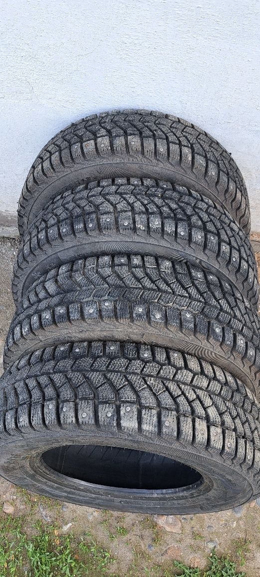 Продам 4шт комплект почти новую шипованую шину 175/70R13, модель Viatt