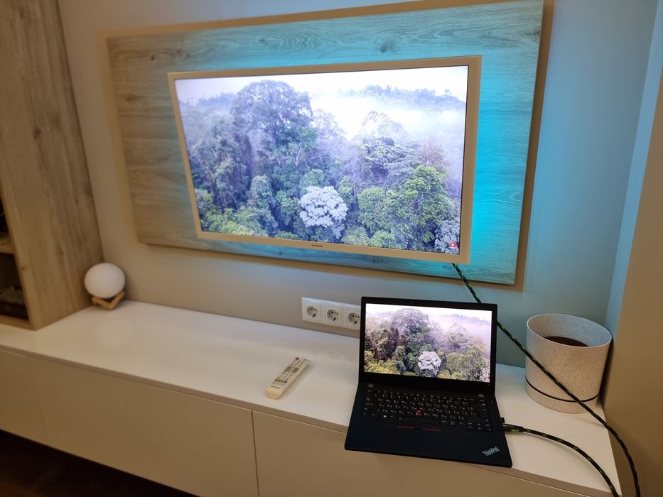 Телевизор Samsung Smart TV 32 инча с красиви и плътни цветове!