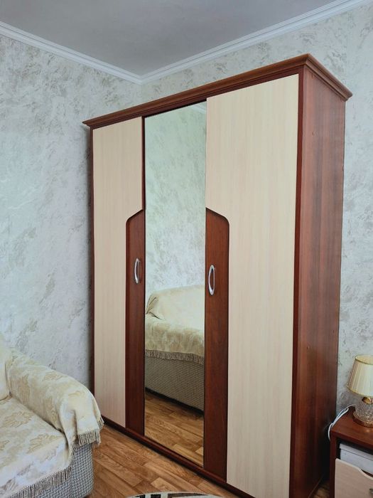 Продаётся шкаф с зеркалом!
