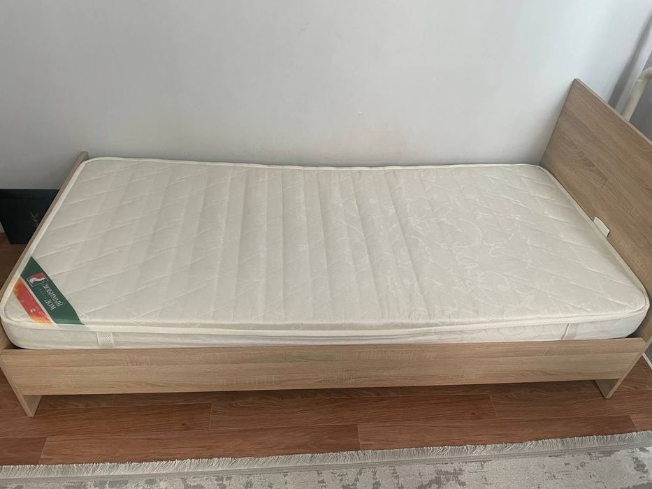 Продам кровать с матрасом