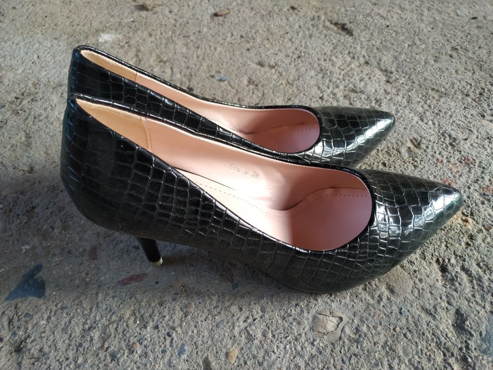 Дамски, черни елегантни обувки на ток. Нови