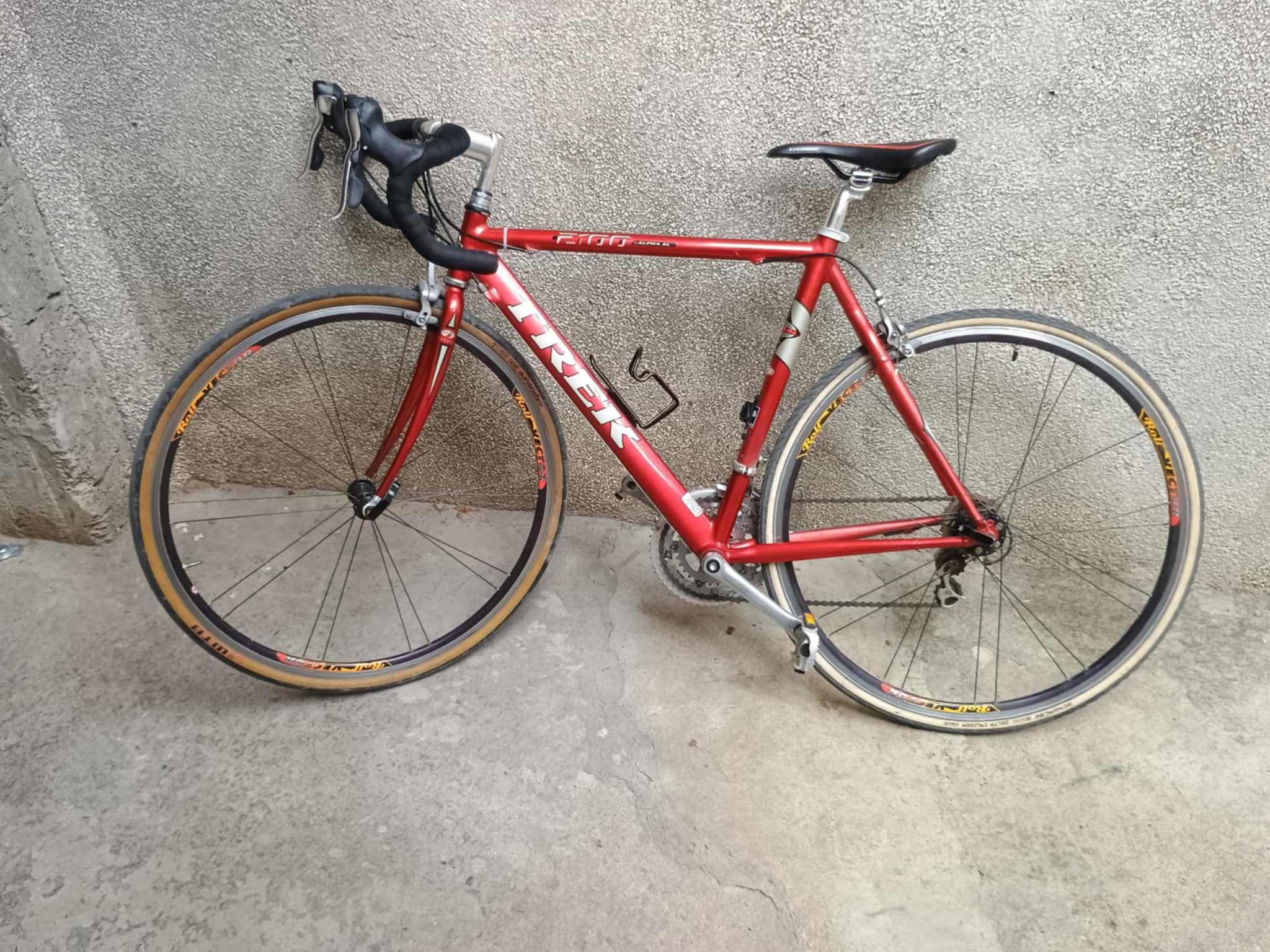 Trek 2100 Alpha SL Лек шосеен велосипед с карбонова вилка, червен