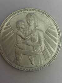 Монета 1300 години България. Майка с дете номинал 2 лева