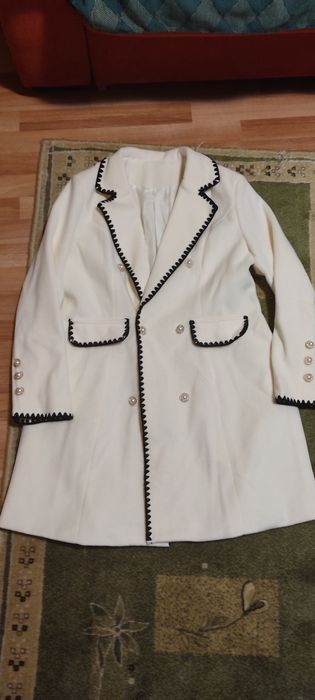Palton dama primavara nou marimea L,XL model elegant deosebit