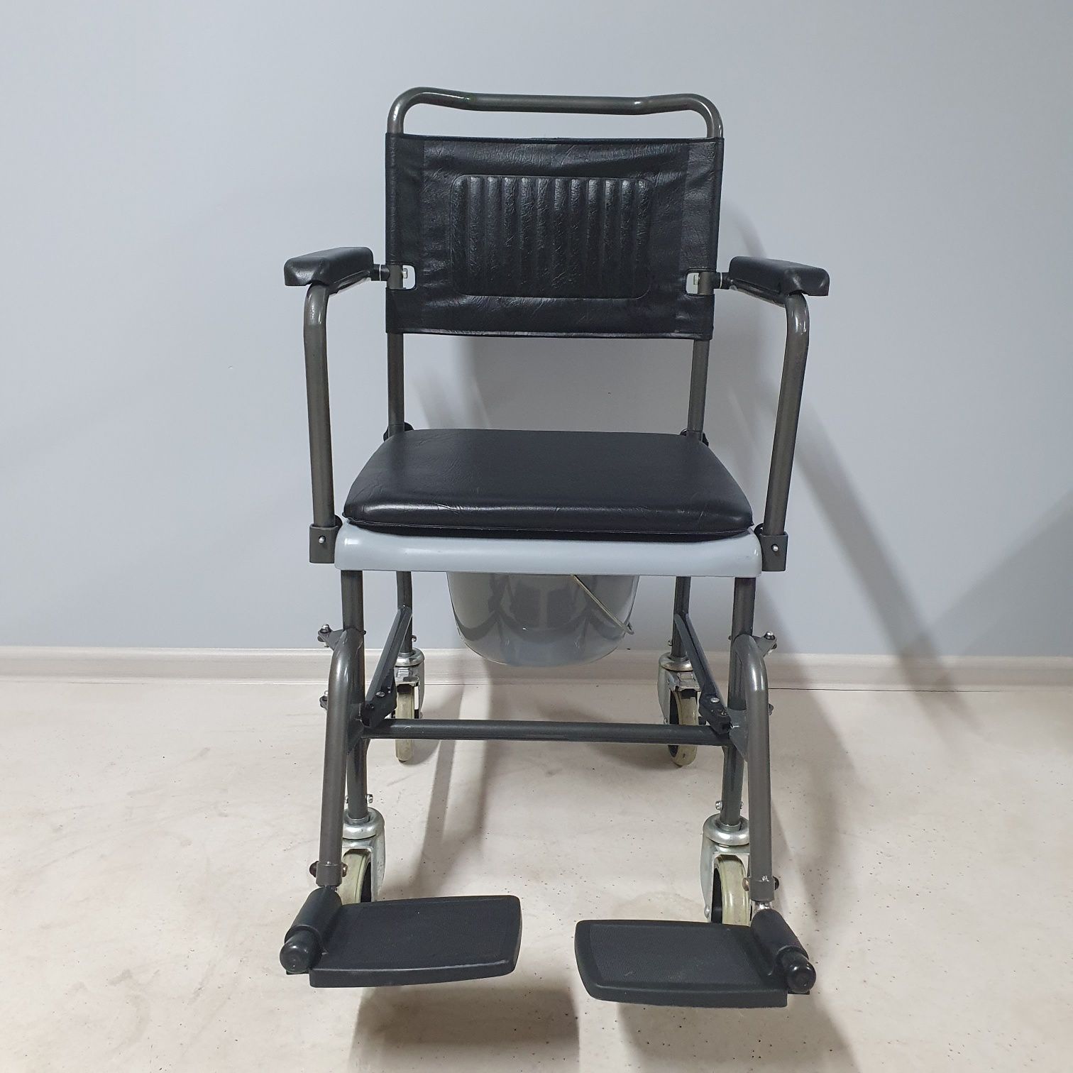 Scaun de handicap cu wc si roti pentru camera