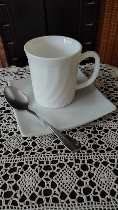 set cană, farfuriuță porțelan+ linguriță inox