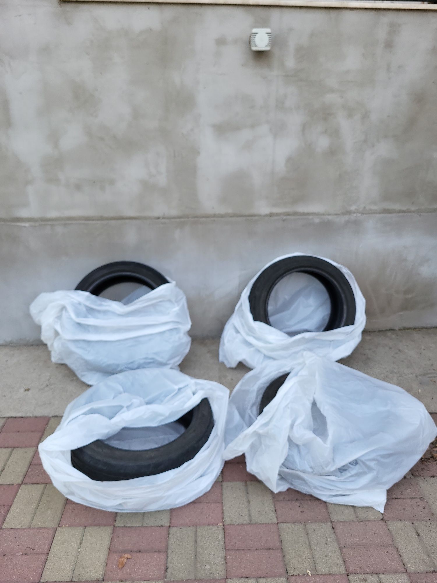 Продам YOKOHAMA ADVAN FLEVA 215/45/17R, 3 баллона норм и один с шишкой