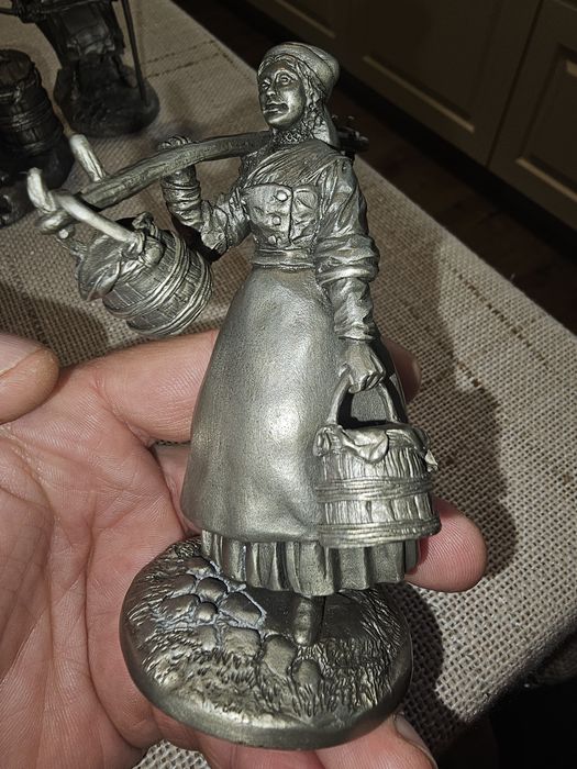 Statui metalice vechi.