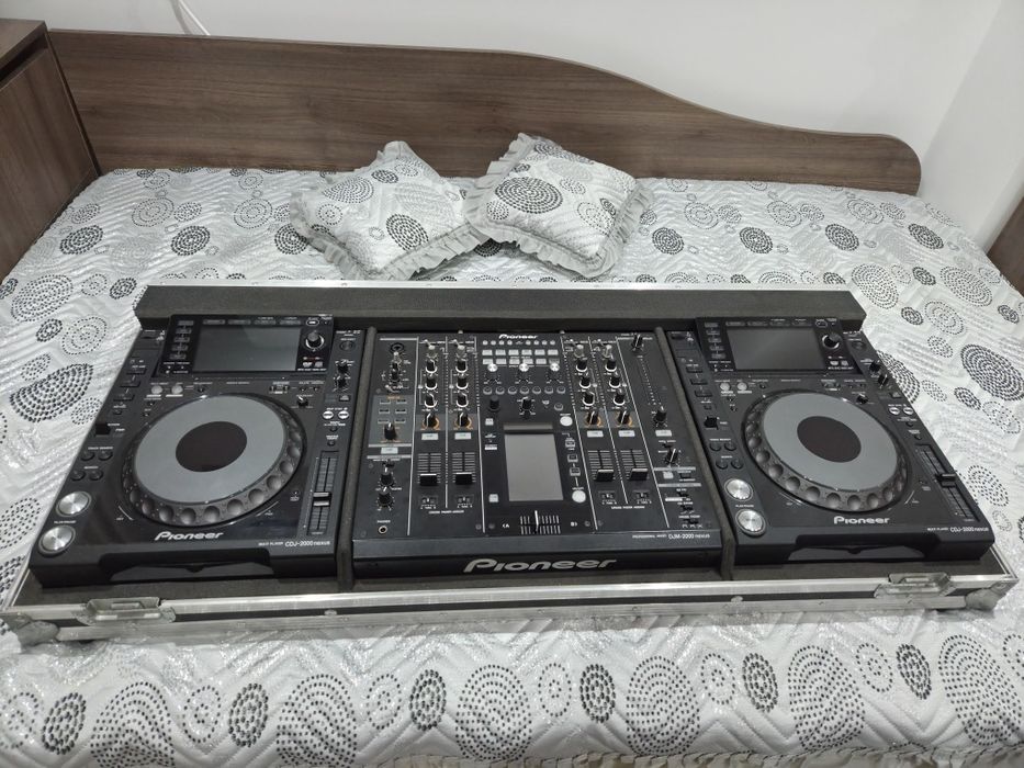 Pioneer cdj 2000 nexus и djm 2000 nexus със кейс.