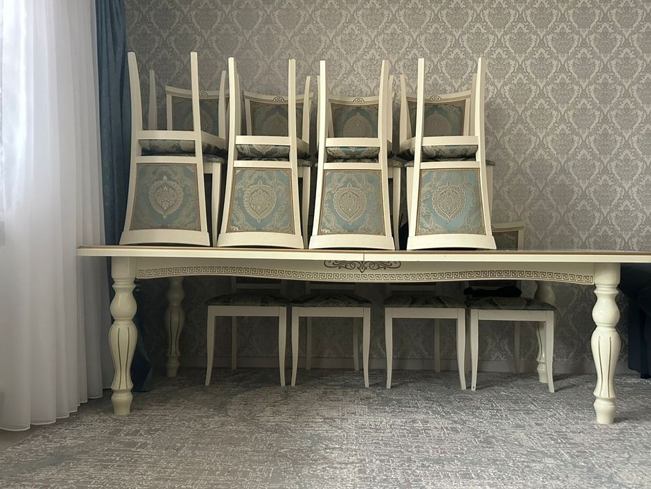 Стол 2,5-3метр и стулья в идеальном состоянии