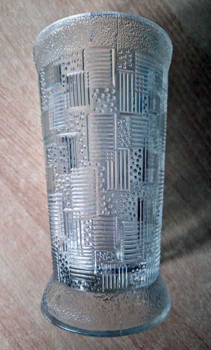 Vaza din sticla cu decoratiuni geometrice