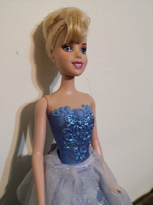 Papusa Barbie Disney Mattel Cenusareasa Cinderella - 2 tinute rochii