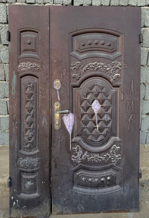 Продаётся металлическая входная дверь