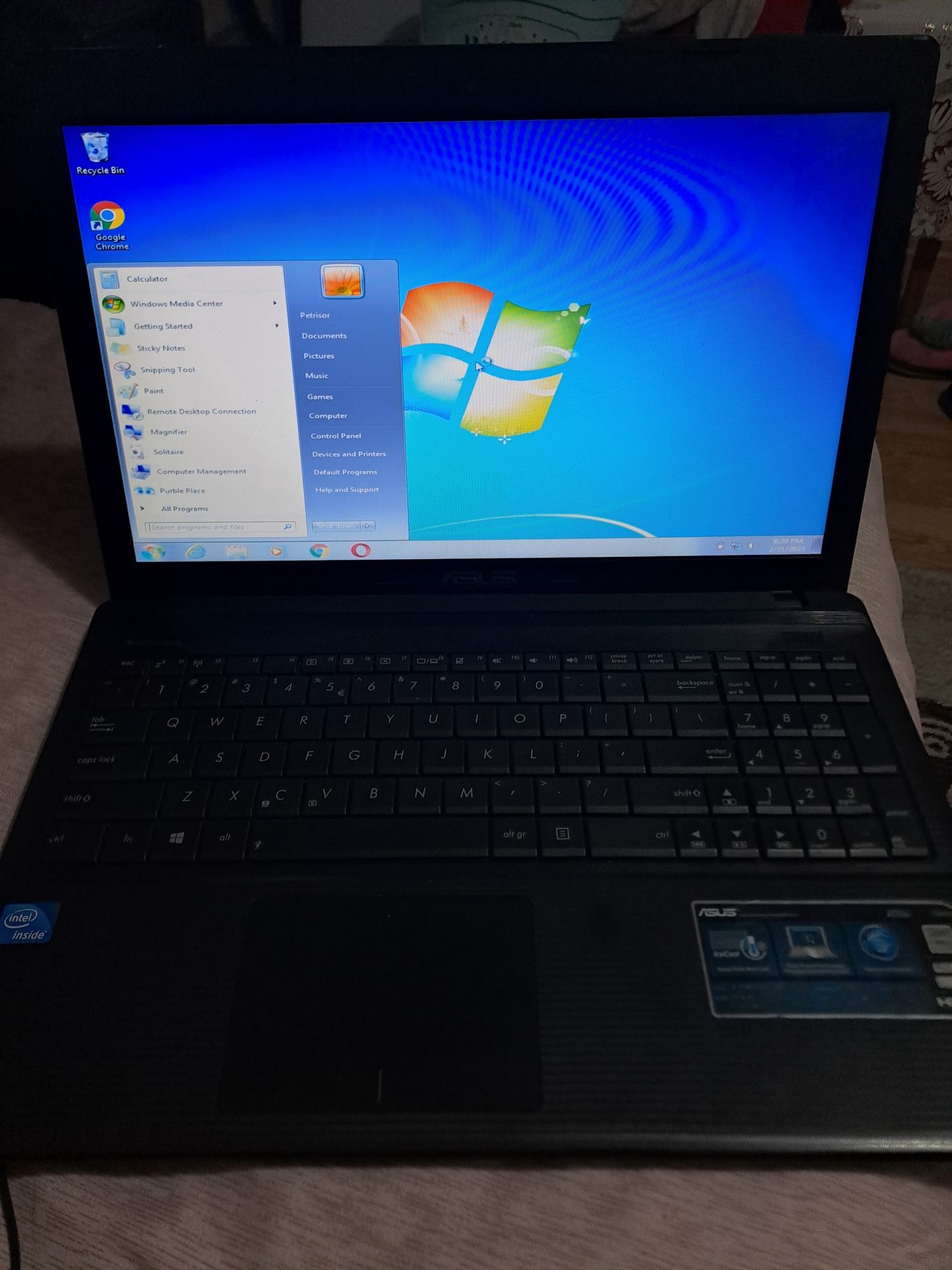 Laptop ASUS cu Windows 7