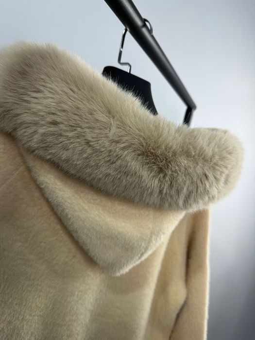 Кашмирена жилетка с пух