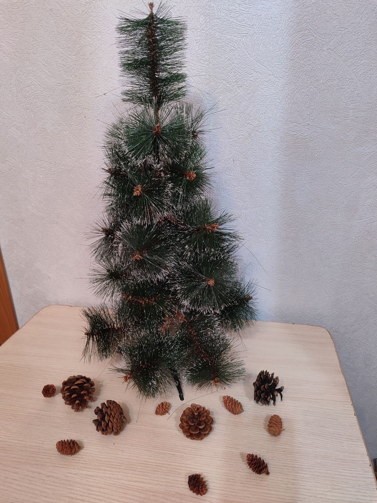 Продам новогоднюю ёлочку искусственную.