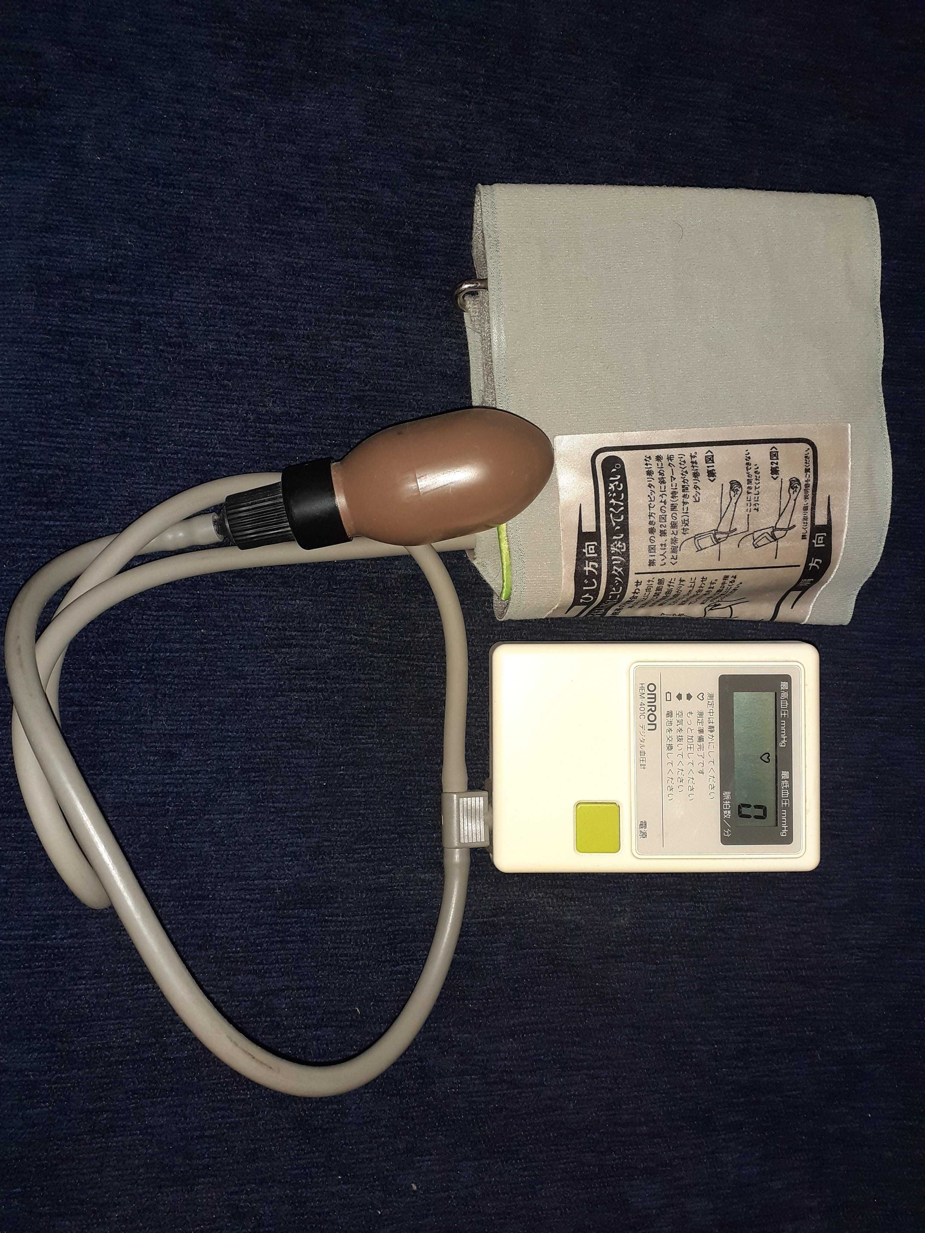 Много точен дигитален японски апарат за измерване на кръвно налягане
